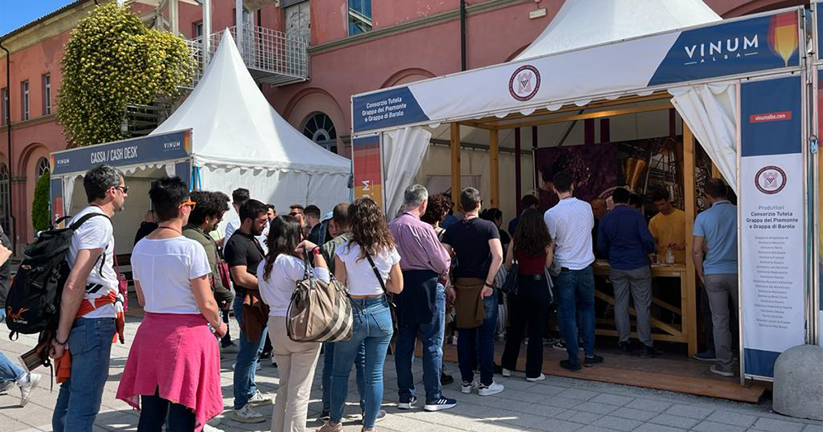 A Vinum un popolo tutto giovane all’assalto dello stand delle grappe