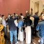 Tante persone alla Corte dell’Alambicco